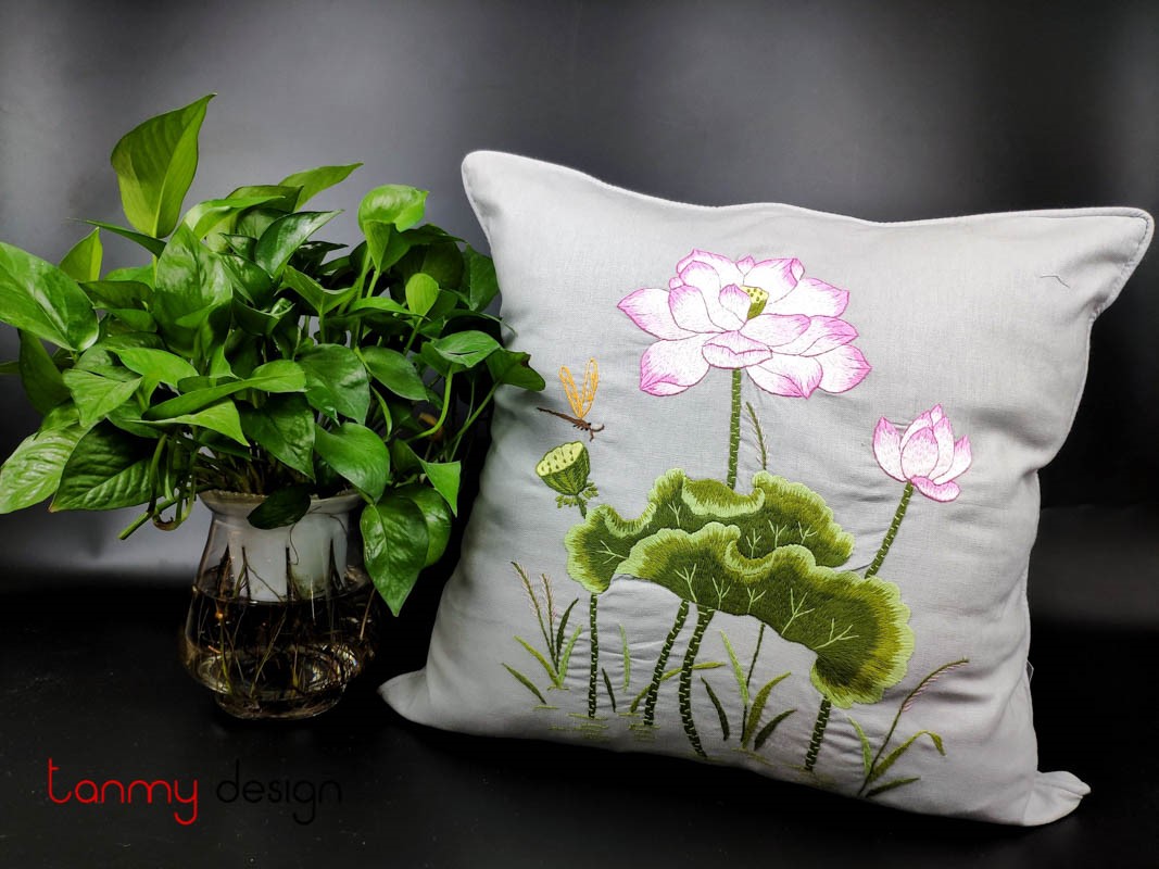 Gối tựa lưng thêu ren