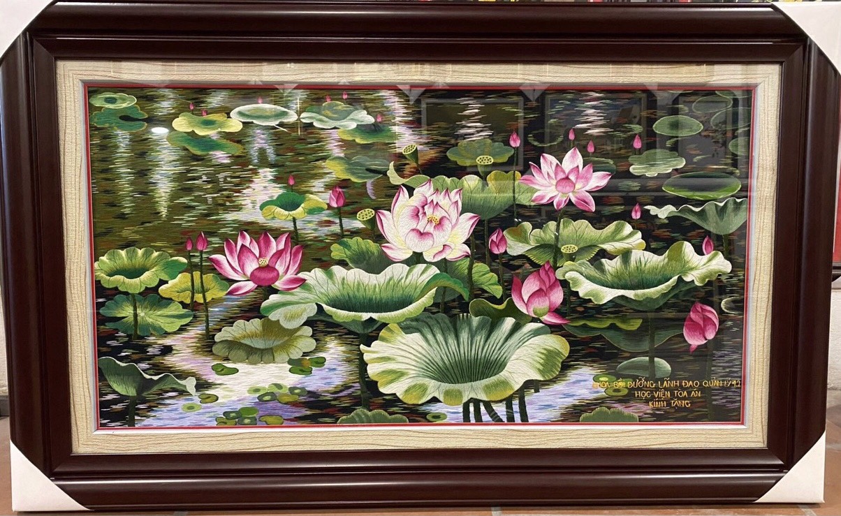 Tranh thêu tay Đầm sen đua nở